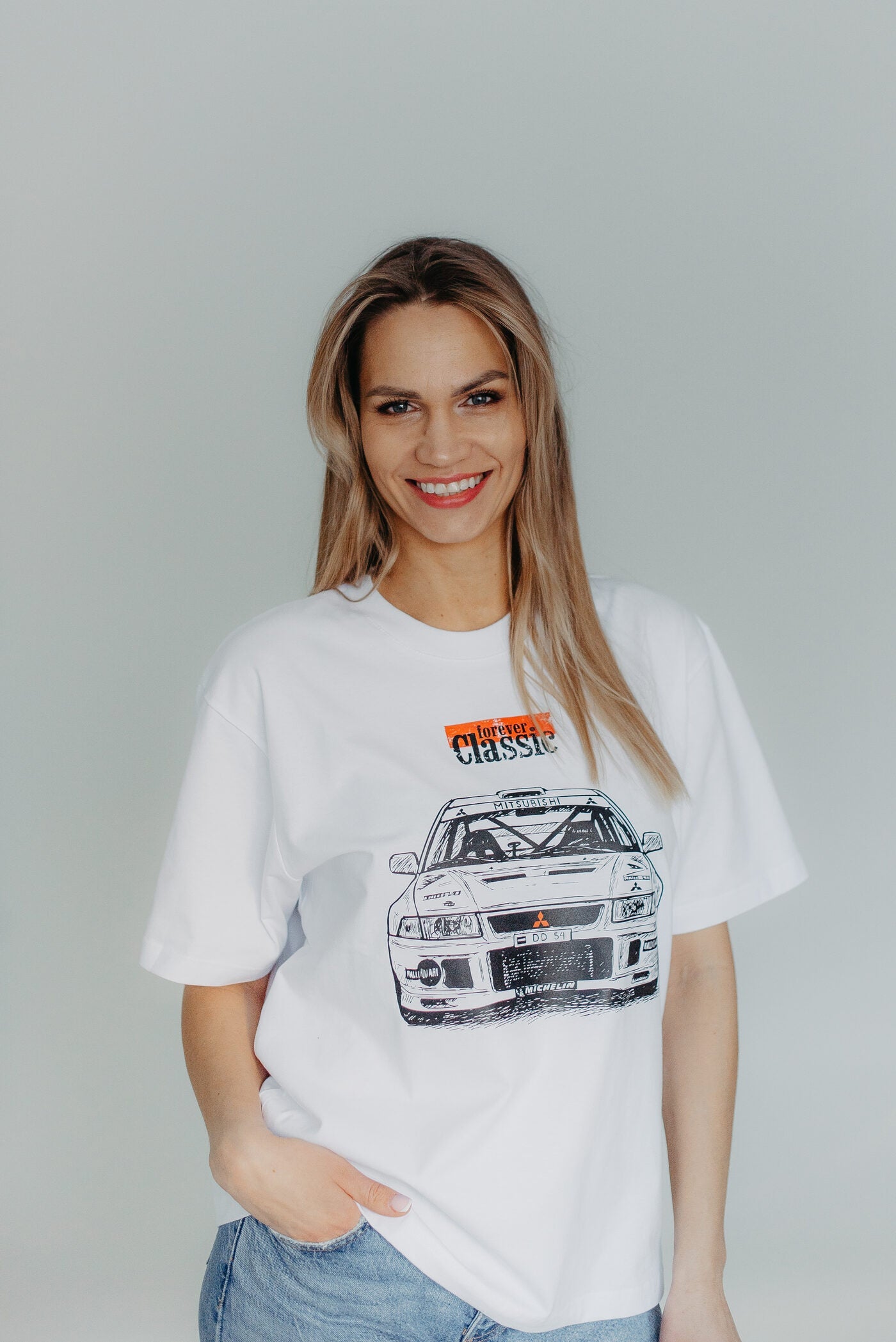 White oversized T-shirt with Mitsubishi Evolution design, extended sleeves and relaxed cut, 100% cotton