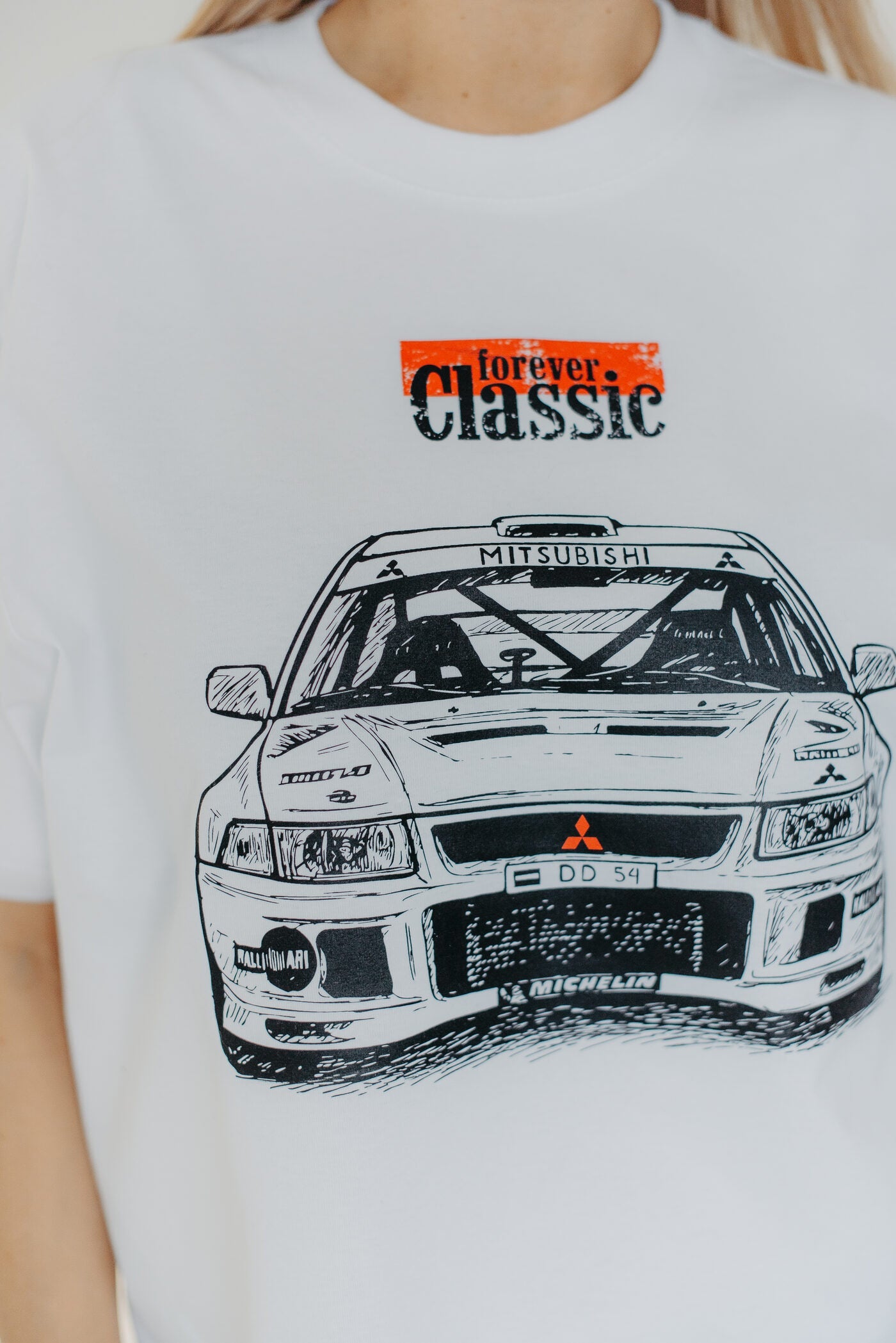 White oversized T-shirt with Mitsubishi Evolution design, extended sleeves and relaxed cut, 100% cotton